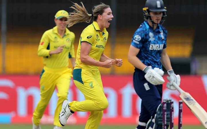 বিশ্বকাপের ম্যাচে ইংল্যান্ডের বিপক্ষে টস জিতে বোলিংয়ে অস্ট্রেলিয়া