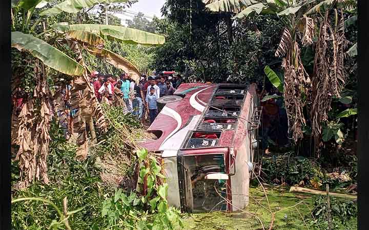 মাদারীপুরে নিয়ন্ত্রণ হারিয়ে বাস খাদে, পথচারী নারী নিহত