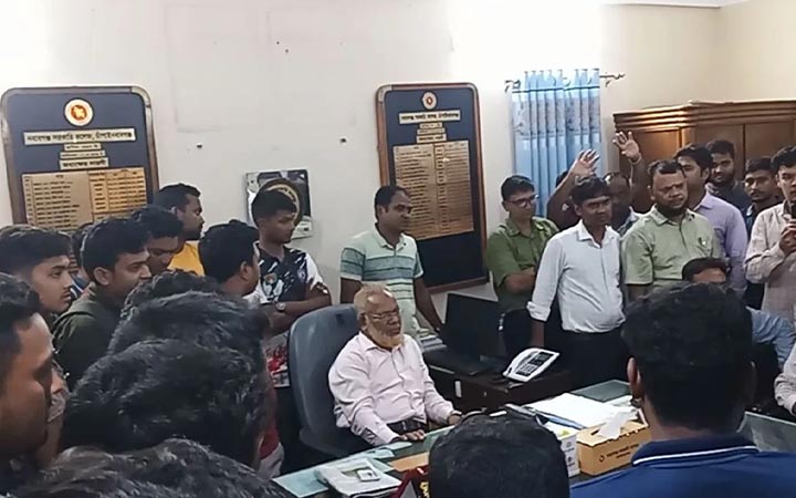 অনিয়মের অভিযোগে চাঁপাইনবাবগঞ্জ সরকারি কলেজের অধ্যক্ষ অবরুদ্ধ