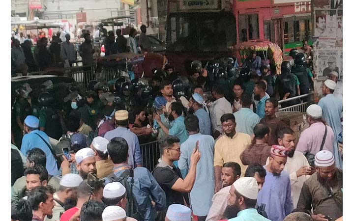 ইবতেদায়ী শিক্ষকদের ‘ভুখা মিছিলে’ পুলিশের বাধা, সাউন্ড গ্রেনেড