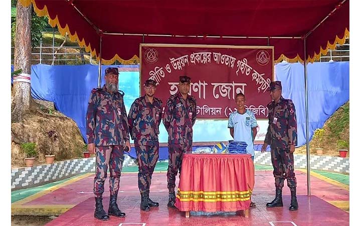 পাহাড়ের সুবিধাবঞ্চিতদের সহায়তা দিল বিজিবি
