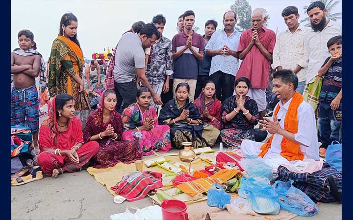 কুয়াকাটায় রাস ভক্তদের গঙ্গাস্নান