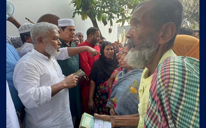 সোনারগাঁয়ে অগ্নিকাণ্ডে ক্ষতিগ্রস্তদের পাশে আজহারুল ইসলাম মান্নান