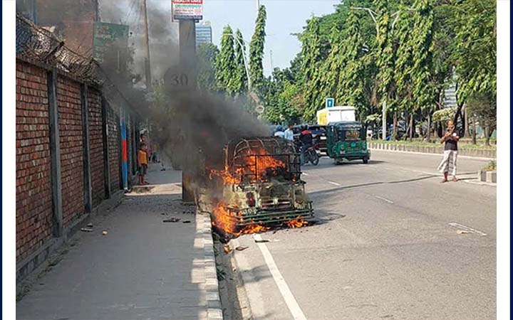 হাতিরঝিলে চলন্ত সিএনজি অটোরিকশায় আগুন, প্রাণে রক্ষা তিনজনের