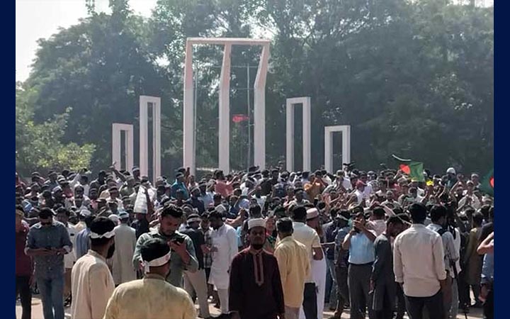 দুই উপদেষ্টার পদত্যাগ দাবিতে শহীদ মিনারে প্রাথমিকের শিক্ষকরা