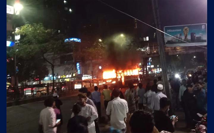 ধানমন্ডিতে ল্যাবএইড হাসপাতালের সামনে বাসে আগুন