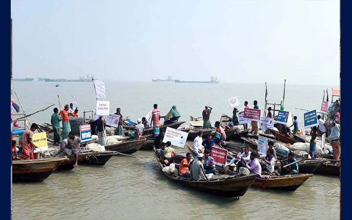 কলাপাড়ায় ইলিশের অস্তিত্ব রক্ষায় গণশুনানি