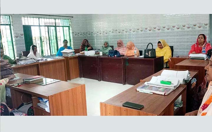 গাইবান্ধায় কর্মবিরতিতে প্রাথমিক বিদ্যালয়ের শিক্ষকরা