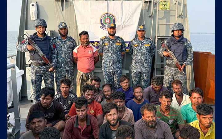 বঙ্গোপসাগরে ট্রলারসহ ২৪ জেলেকে উদ্ধার করল নৌবাহিনী