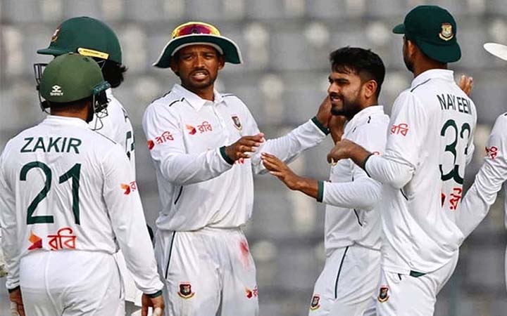 Nopok va külotli fotosuratlar Rossiyada ayollar ogil bolalarga sikishni orgatadilar.