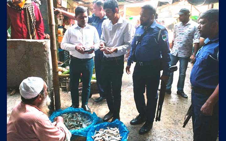 কুষ্টিয়ায় চিংড়িতে জেলি, ৬ ব্যবসায়ীকে জরিমানা