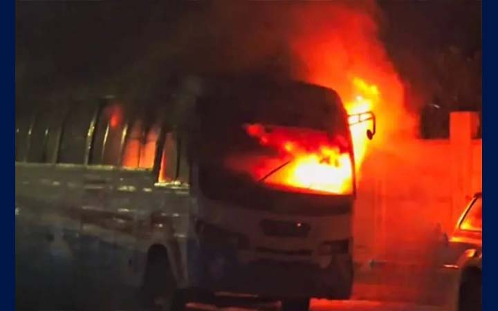 রাজধানীতে বাসে আগুন