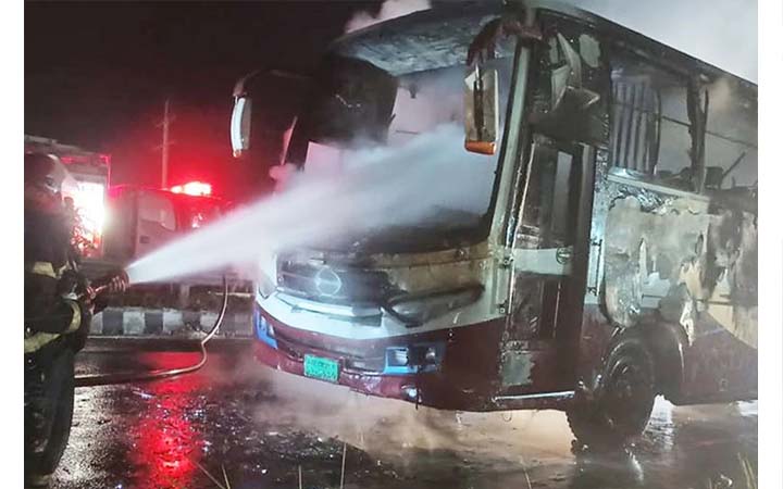 মধ্যরাতে ঢাকা-টাঙ্গাইল মহাসড়কে যাত্রীবাহী বাসে আগুন