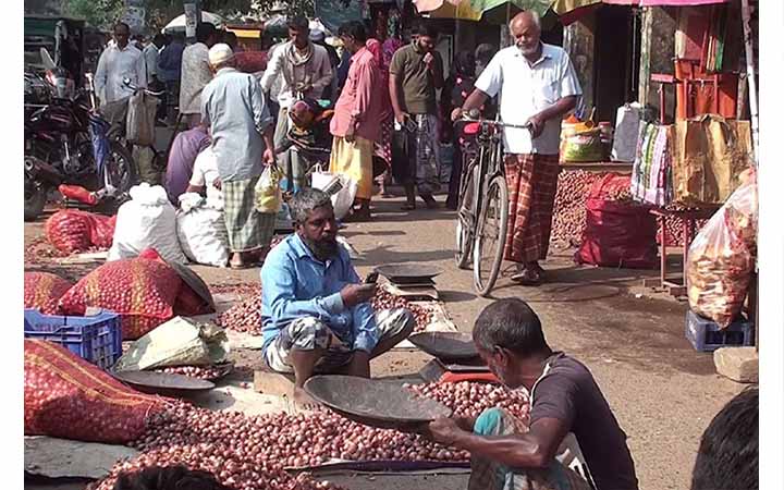 পেঁয়াজের বাজারে আগুন! চাঁপাইনবাবগঞ্জে এক সপ্তাহে দাম বাড়ল ৩০ টাকা