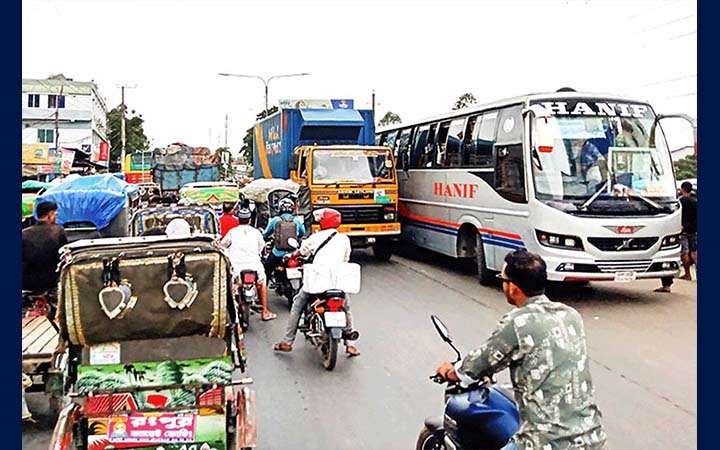 টার্মিনাল নেই, রাস্তায় যাত্রী উঠা-নামায় বাড়ছে ভোগান্তি