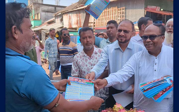 মোংলায় ৩১ দফা বাস্তবায়নে লিফলেট বিতরণ