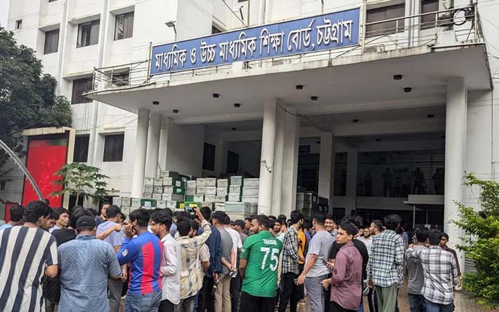 চট্টগ্রামে শিক্ষা বোর্ড : খাতা চ্যালেঞ্জে ফেল থেকে পাস ৩৯৩ শিক্ষার্থী