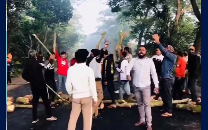 ঢাকা-খুলনা মহাসড়কে গাছ ফেলে নিষিদ্ধ ছাত্রলীগের বিক্ষোভ