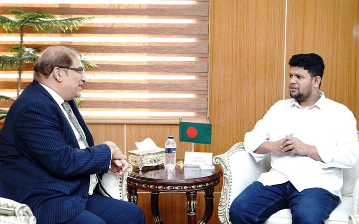 তথ্য উপদেষ্টার সঙ্গে পাকিস্তানের হাইকমিশনারের সাক্ষাৎ