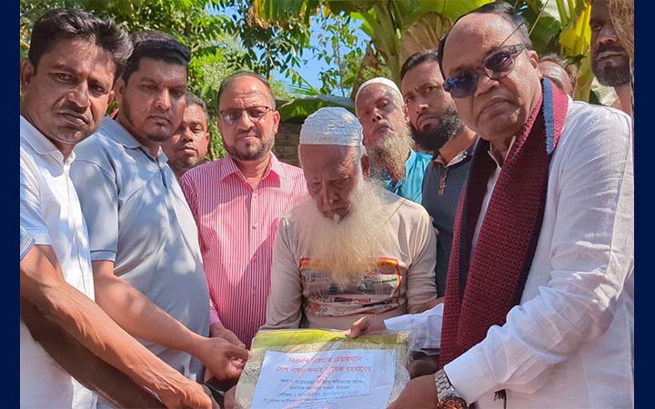 মোংলায় আগুনে ক্ষতিগ্রস্ত পরিবারকে তারেক রহমানের পক্ষ থেকে সহায়তা