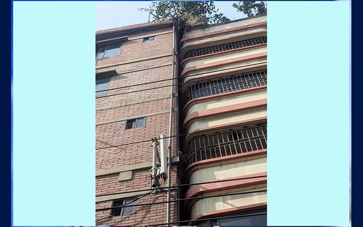 ভূমিকম্পে বাড্ডায় হেলে পড়ল ভবন