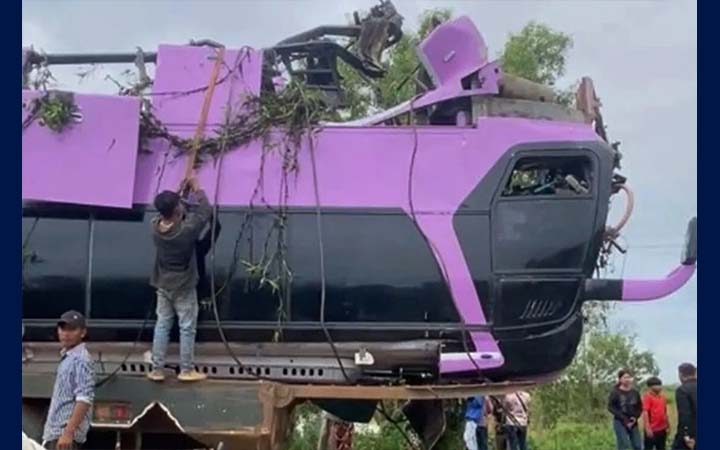 কম্বোডিয়ায় সেতু থেকে বাস নদীতে, নিহত ১৬