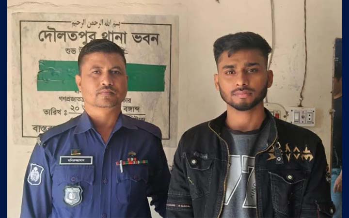মোটরসাইকেল না পেয়ে বাড়িতে ককটেল বিস্ফোরণ, তরুণ কারাগারে