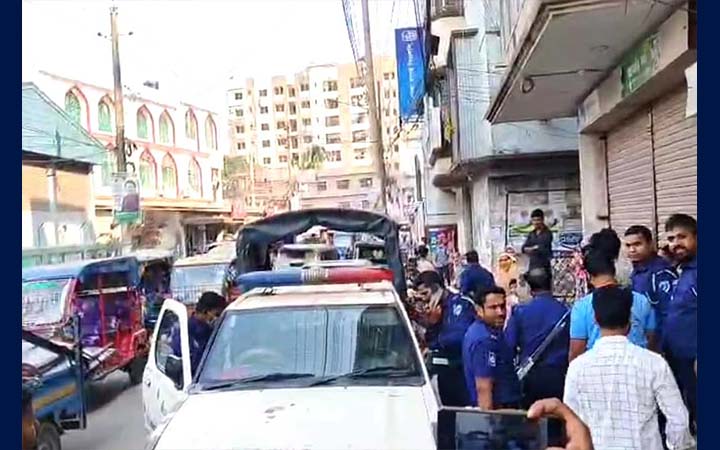 কুমিল্লায় অভিযান চলাকালে পুলিশের ওপর হামলা