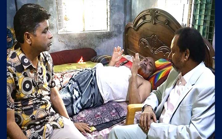 সিরাজগঞ্জে অসুস্থ দলীয় কর্মীর পাশে দাঁড়ালেন বিএনপি নেতা