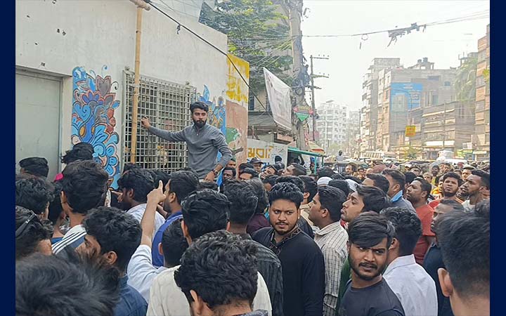 জবির নারীসহ চার শিক্ষার্থীকে মারধর