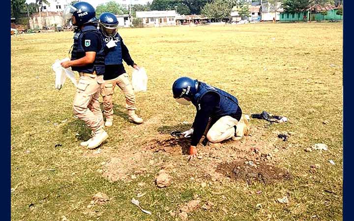 ঝিনাইদহে উদ্ধারকৃত ১৬ ককটেল ধ্বংস করল বোম্ব ডিসপোজাল ইউনিট