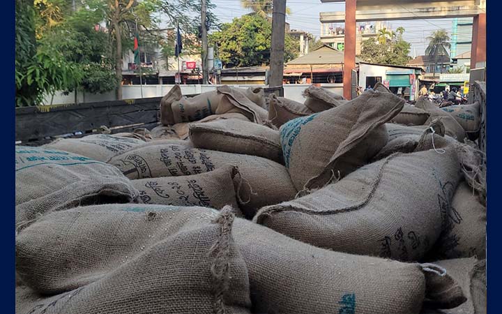 শেরপুরে অবৈধভাবে মজুত ২৪৮ বস্তা চাল জব্দ