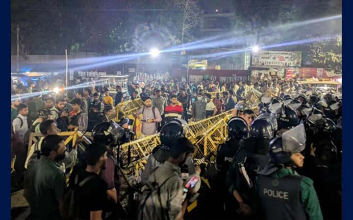 শাহবাগে ৪৭তম বিসিএসের প্রার্থীদের সঙ্গে পুলিশের ধাওয়া-পাল্টা ধাওয়া