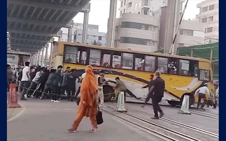 রেললাইনে আটকে গেল বাস, সবার সহযোগিতায় অল্পের জন্য রক্ষা