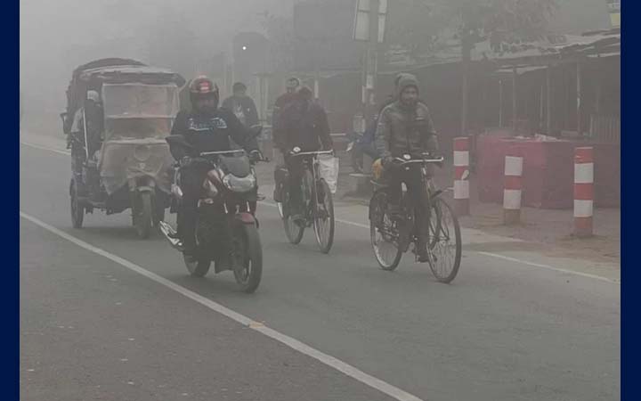 ঘন কুয়াশার সঙ্গে হিমেল হাওয়া, কুড়িগ্রামে শীতের আগমন স্পষ্ট