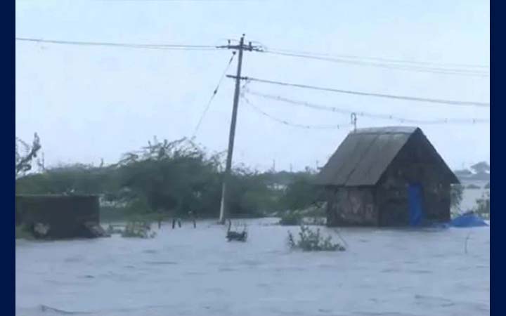 ভারতে তিন রাজ্যে রেড অ্যালার্ট, অর্ধশতাধিক ফ্লাইট বাতিল