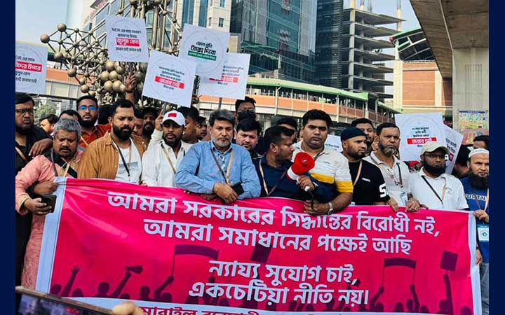 “২০ লাখ পরিবার ঝুঁকিতে”: এনইআইআর বাস্তবায়নের প্রতিবাদে মোবাইল ব্যবসায়ীরা