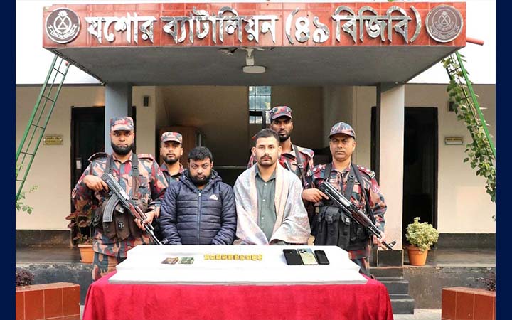 যশোরে কোটি টাকার স্বর্ণের বারসহ দুই পাচারকারী আটক