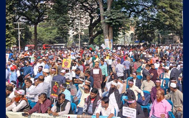 নবম পে স্কেল বাস্তবায়নের দাবিতে শহীদ মিনারে কর্মচারীরা