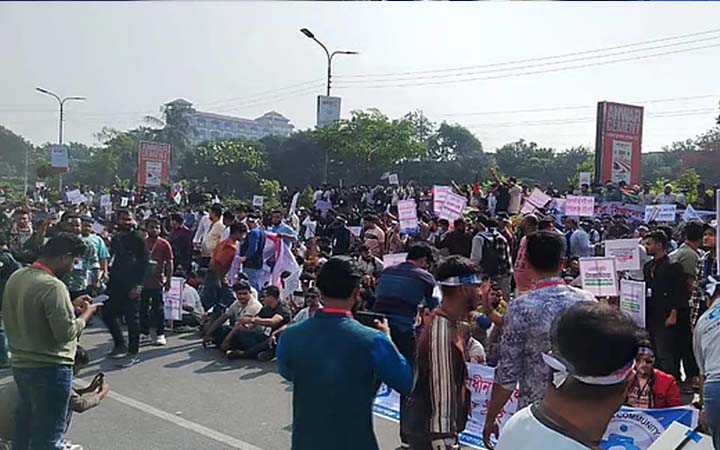 মোবাইল ব্যবসায়ীদের বিটিআরসি ভবন ঘেরাও