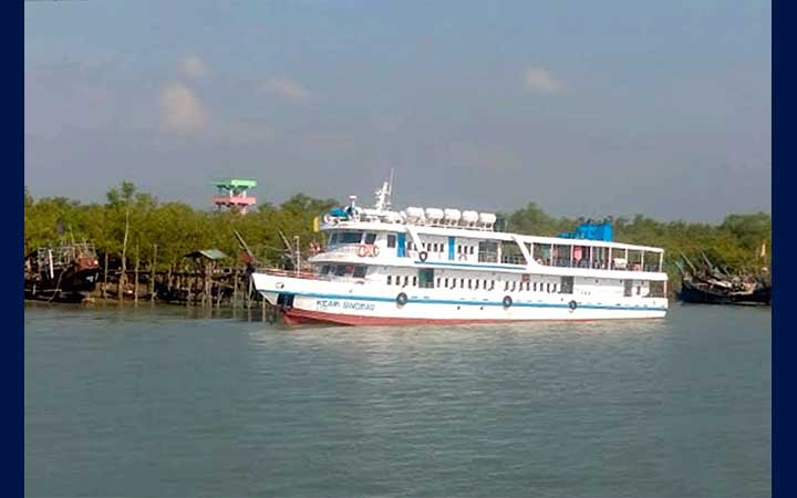 পর্যটকসহ সাগরে আটকে ছিল সেন্টমার্টিন রুটের জাহাজ