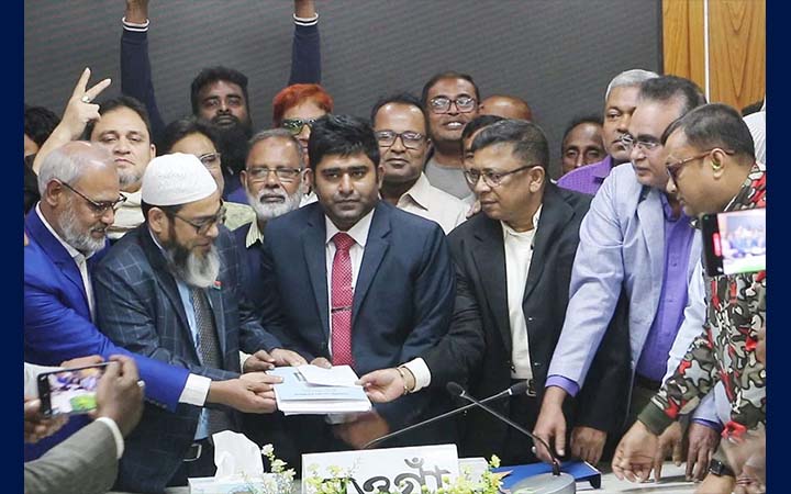 নওগাঁ-৫ আসনে বিএনপি প্রার্থীর পক্ষে মনোনয়ন ফরম উত্তোলন