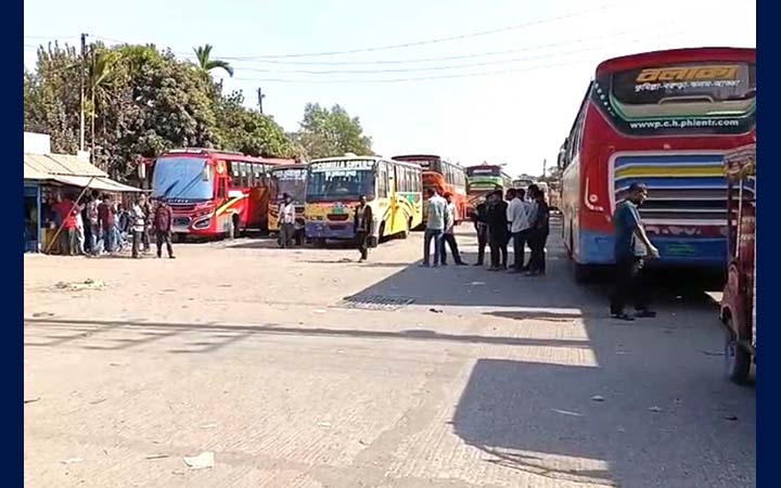 কুমিল্লায় বাস ধর্মঘট, চরম ভোগান্তিতে যাত্রীরা