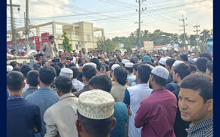 হাদির হত্যাকারীদের শাস্তির দাবিতে নোয়াখালীতে সড়ক অবরোধ