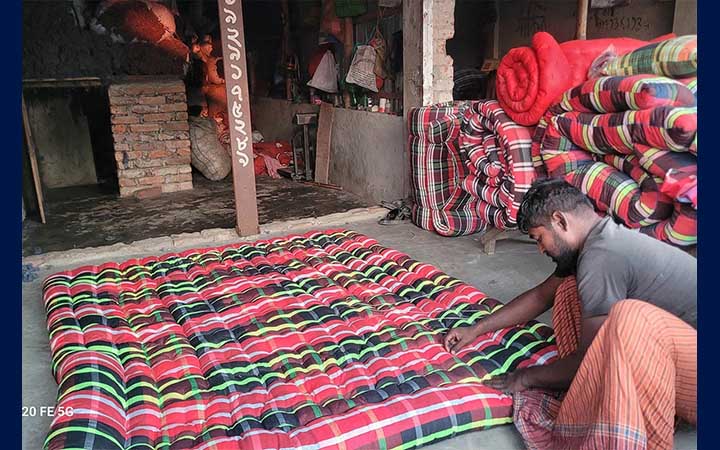 শেরপুরে শীতে চাহিদা বেড়েছে লেপ-তোষকের