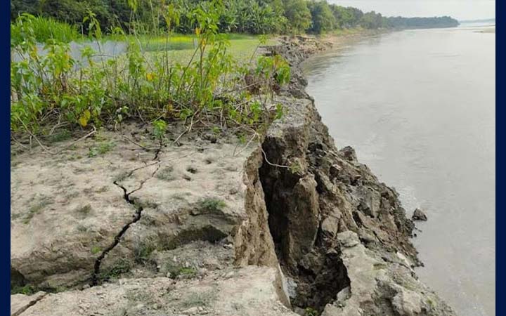 অসময়ে গড়াই নদীপাড়ে ভাঙন, আতঙ্কে শতাধিক পরিবার