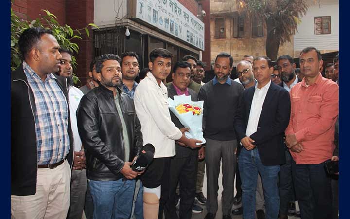 অসহায় শিক্ষার্থী বাইজিদ হোসেনের পাশে দাঁড়ালেন তারেক রহমান