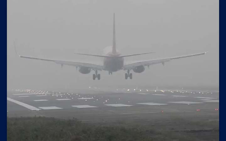 কুয়াশায় ঢাকায় নামতে না পেরে ৫ ফ্লাইট গেল কলকাতা