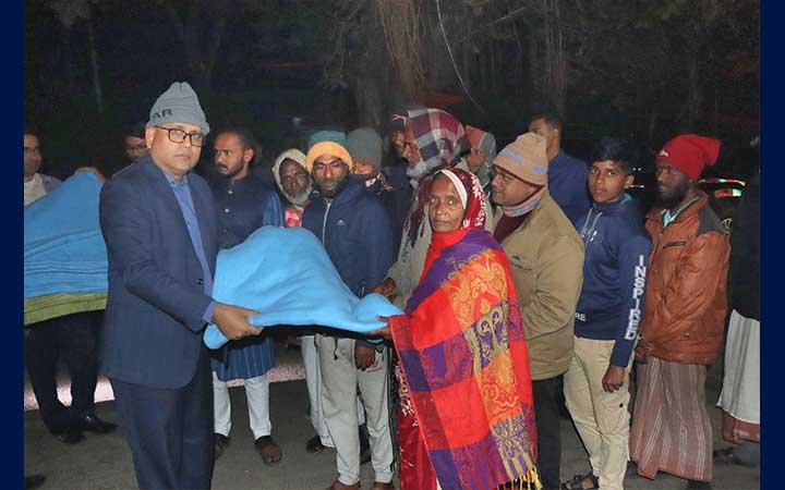 গোপালগঞ্জে জেলা প্রশাসনের কম্বল বিতরণ