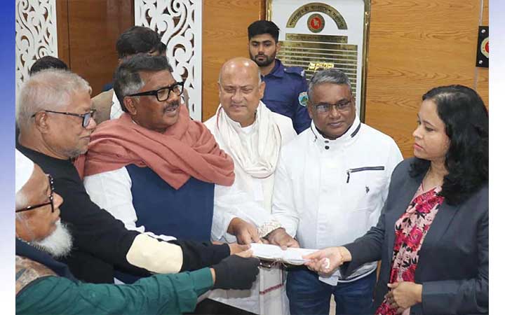 নাটোরে মনোনয়নপত্র জমা দিলেন রুহুল কুদ্দুস তালুকদার দুলু